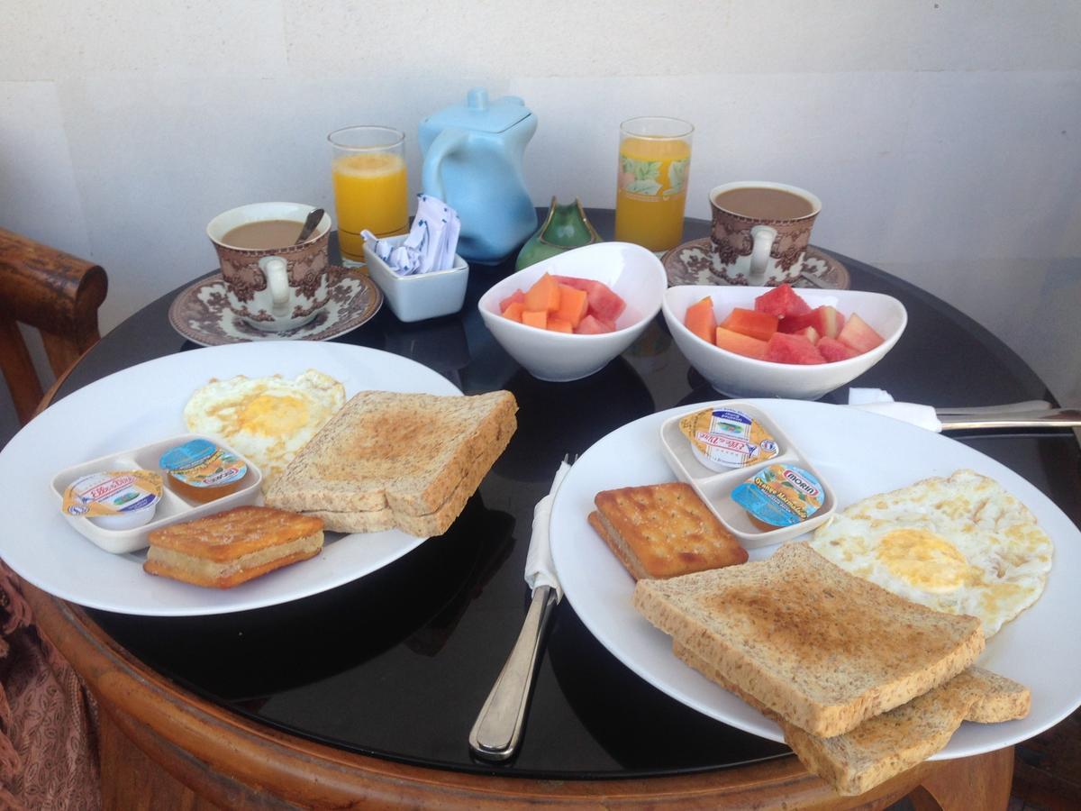サヌール クブ ダトン ホーム ステイ Bed & Breakfast エクステリア 写真