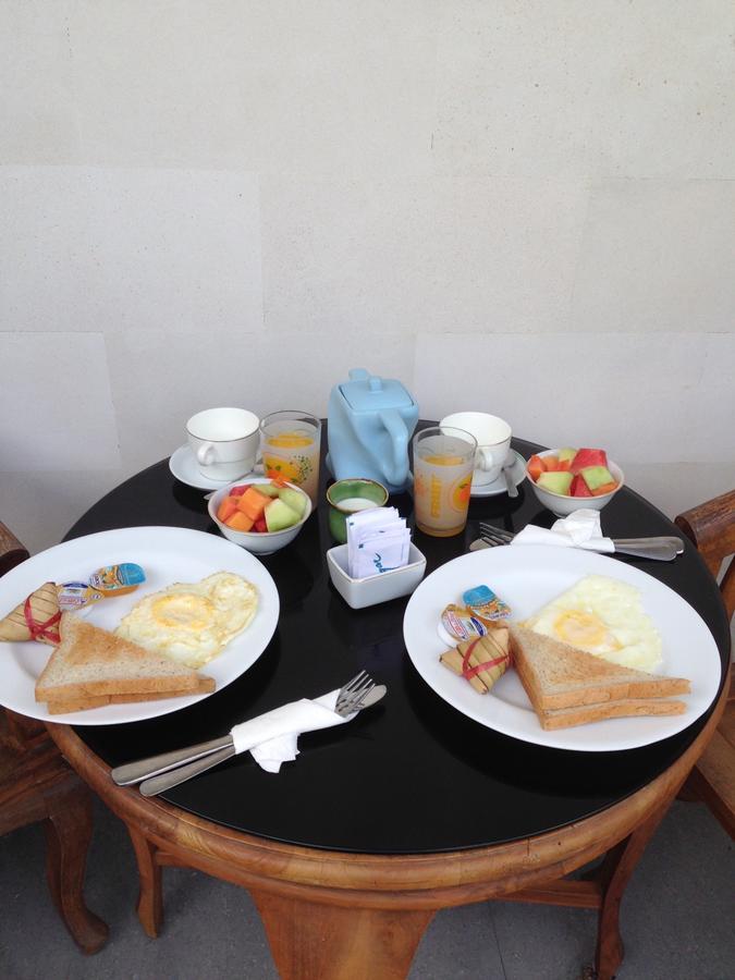 サヌール クブ ダトン ホーム ステイ Bed & Breakfast エクステリア 写真