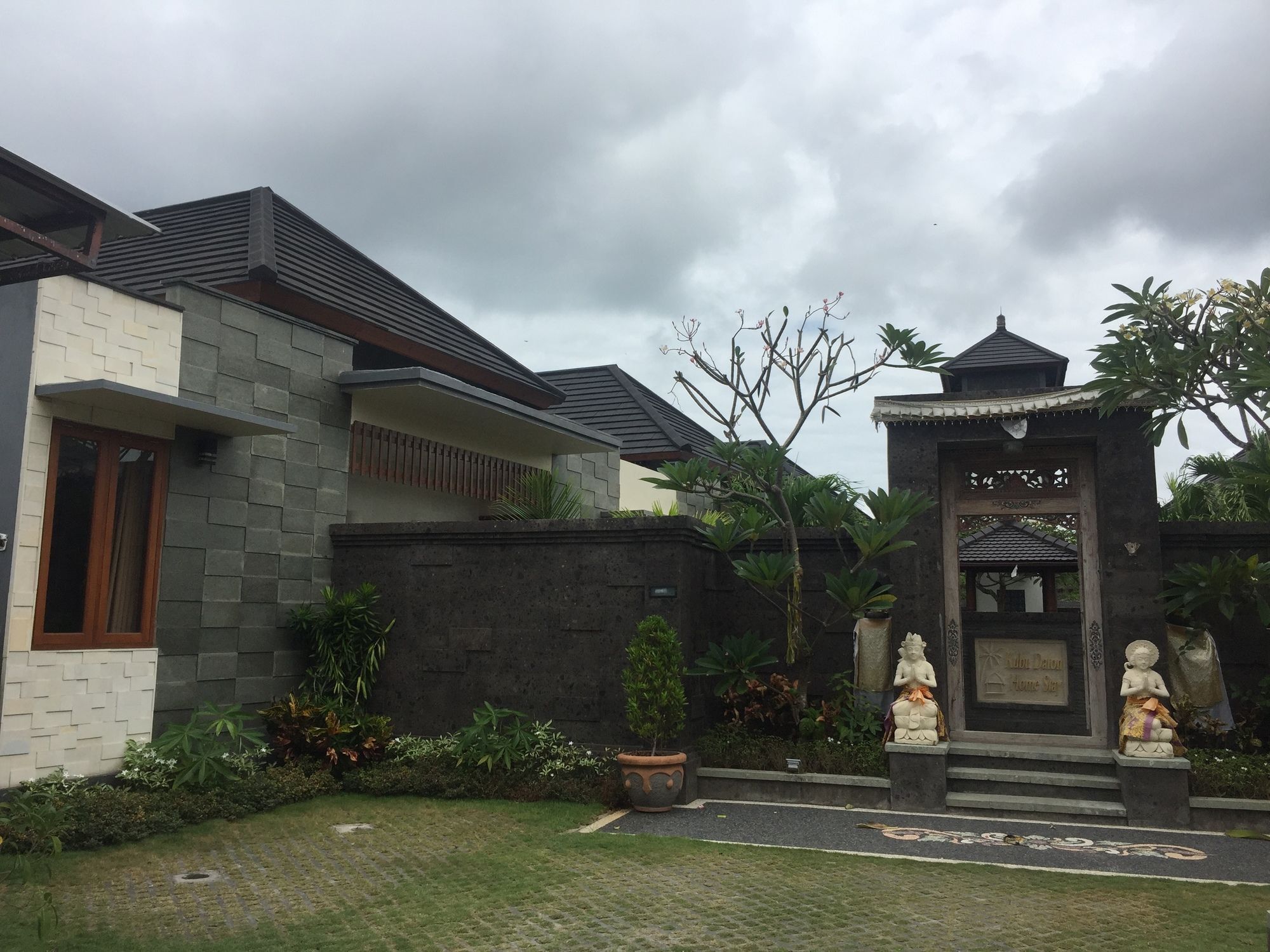 サヌール クブ ダトン ホーム ステイ Bed & Breakfast エクステリア 写真